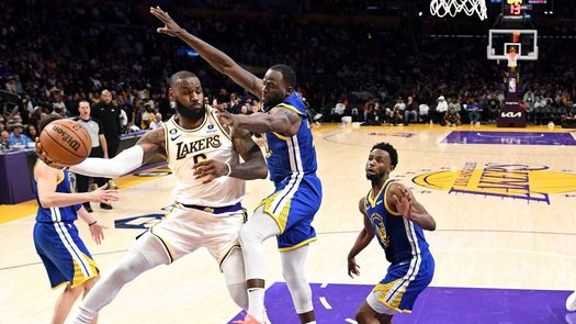 Lakers dominan a los Warriors en el Juego 3