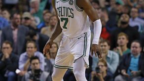 121-110. Walker y Brown lideran a los Celtics, que siguen invictos en su campo