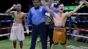 El peleador español Jairo Noriega levanta sus manos en señal de un nuevo triunfo en el boxeo profesional. A la izquierda observa el panameño Azael Villar. Foto: Cortesía/ESPNKnockOut