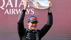 George Russell levantando el primer título de la temporada 2026 de la Fórmula 1