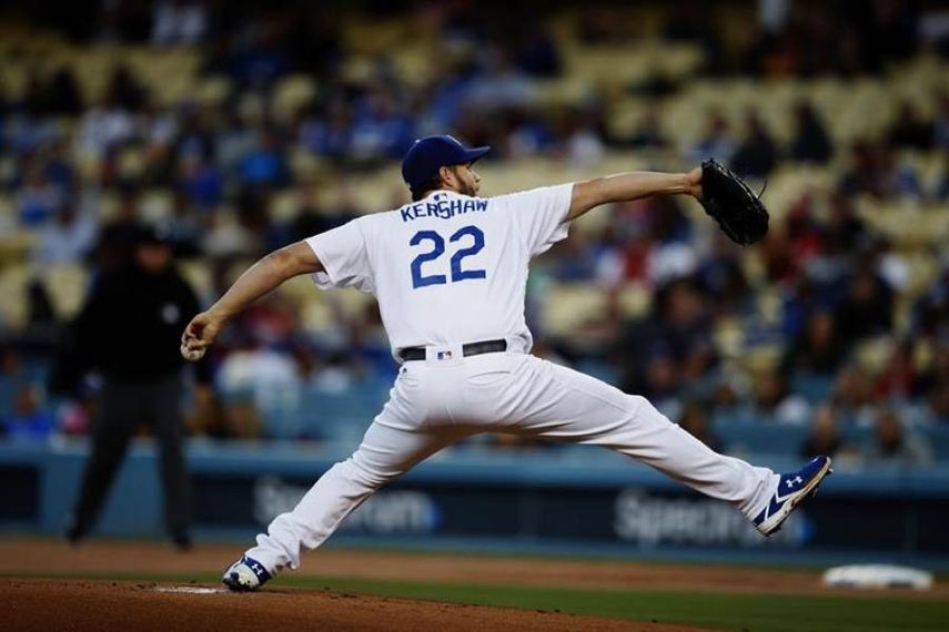 1-4. Kershaw lanza sólido y supera a los Bravos