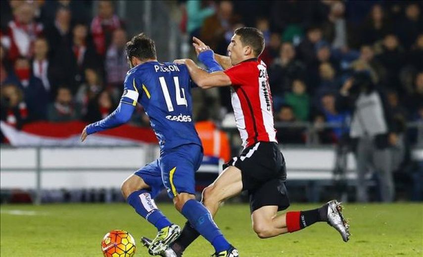 De Marcos baja ante el Villarreal por acumulación de tarjetas