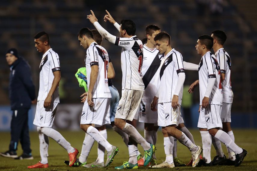 Danubio vence Nacional y sueña con quedarse en la primera división del fútbol en Uruguay