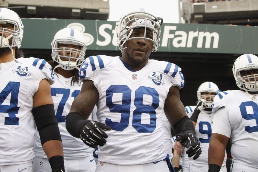 Los Colts extienden el contrato a Mathis pese a que está suspendido por drogas