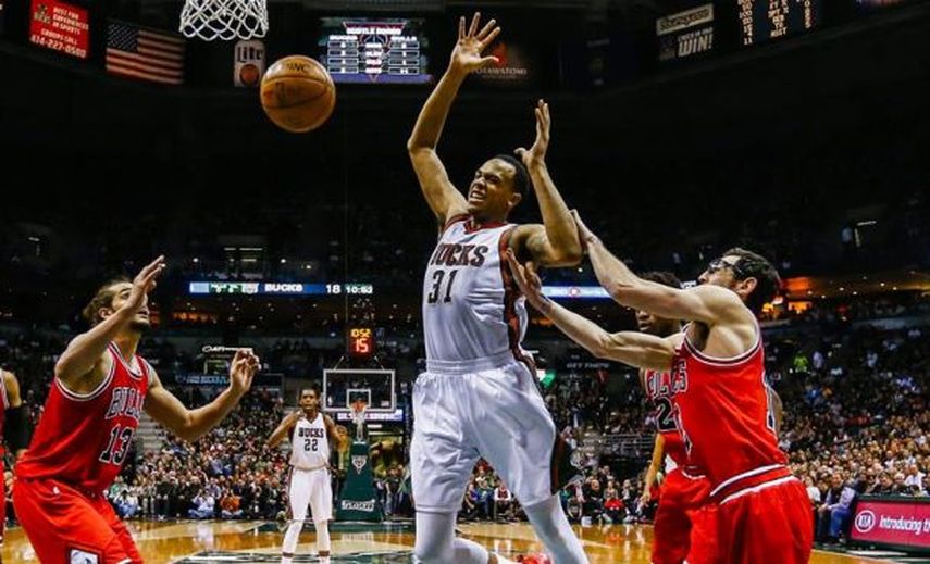110-108. Henson da primera victoria a Bucks; Scola estuvo perfecto