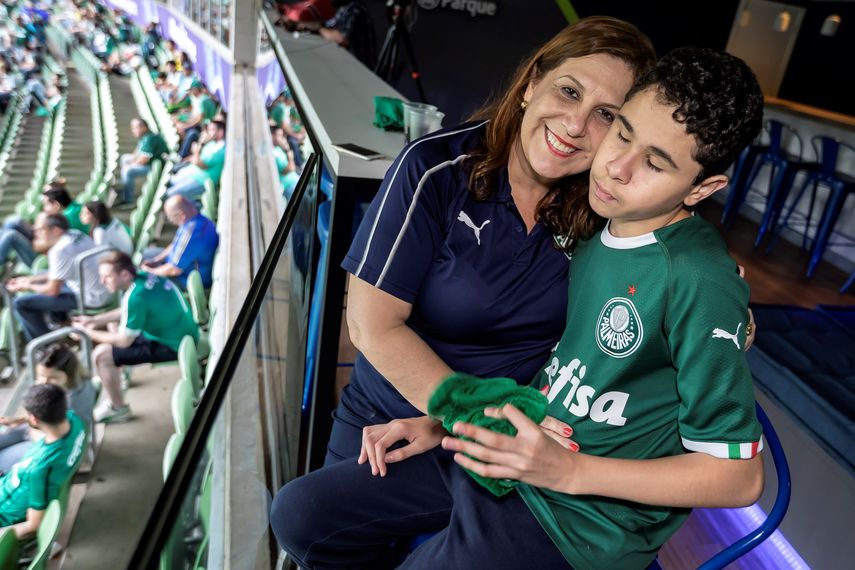 La emocionante historia de una madre que narra los partidos a su hijo ciego