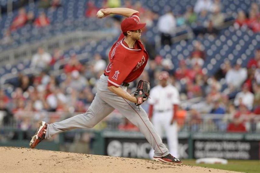 4-8. Skaggs controla desde la lomita a los Atléticos