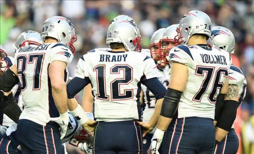 Un asistente de los Patriots trató de poner un balón desinflado en la final