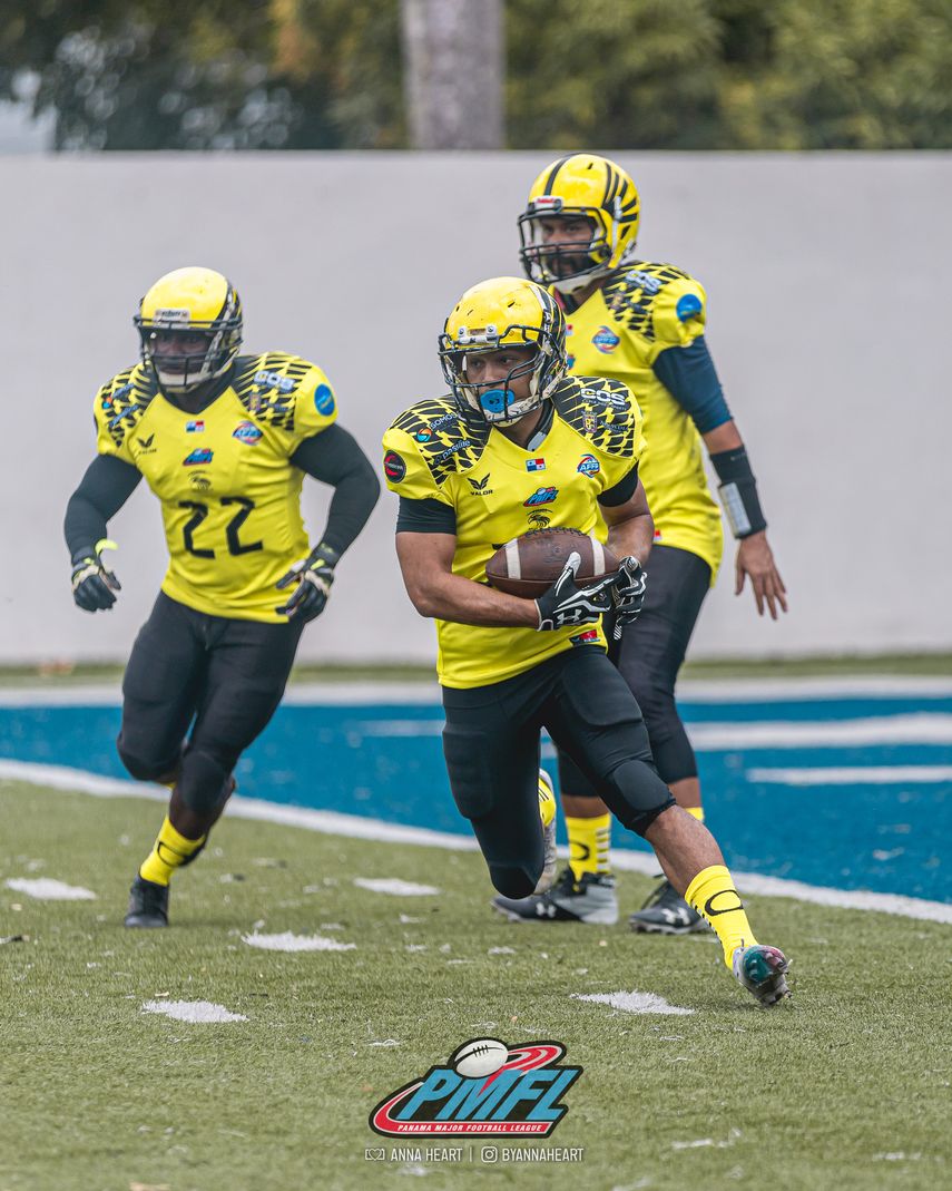 Jugadores del equipo Eagles de la PMFL en acción durante la semana 4.