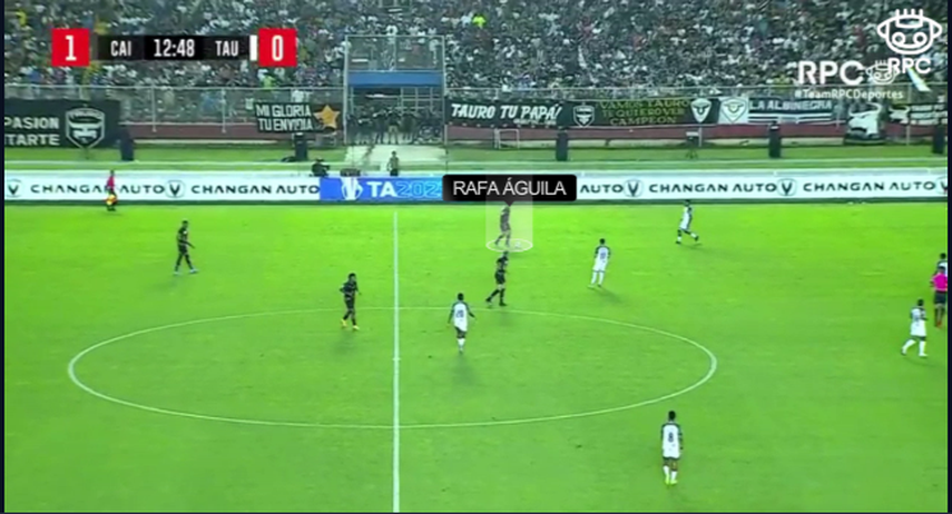 Rafa Águila en el primer tiempo tratando de sacar el equipo situándose en la segunda altura. Rafa Águila en el primer tiempo tratando de sacar el equipo situándose en la segunda altura.