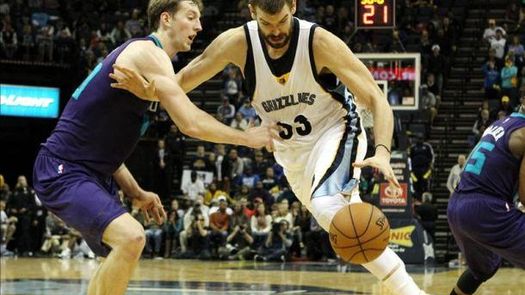 Pau y Marc Gasol junto a Calderón, Mirotic e Ibaka disfrutan de la victoria