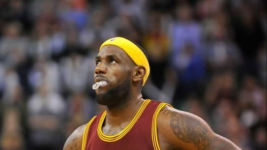 118-111. James logró un triple-doble e Irving aportó 32 puntos