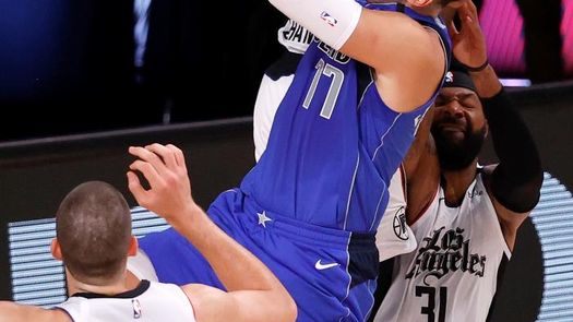 Mavericks confirman que harán una resonancia a Doncic, lesionado en el tobillo izquierdo