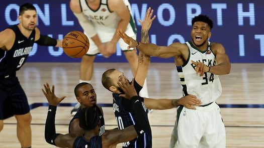 121-106. Antetokounmpo pone a los Bucks a un triunfo de las semifinales