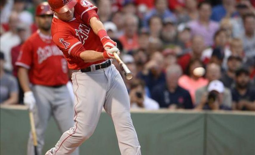 Trout y Stanton ganaron el Premio Hank Aaron como mejores bateadores