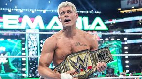 Cody Rhodes captura por primera vez en la historia el Campeonato Universal Indiscutible de la WWE.