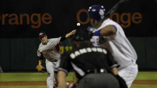 Estrellas vencen a Tigres y se acercan a la cima del Béisbol dominicano