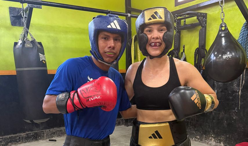 La panameña Nataly Delgado ha estado recibiendo ayuda del seleccionado nacional Armando Flores (izquierda) en sus primeras sesiones de guanteo con miras a su gran pelea. Foto: Cortesía/Team Delgado