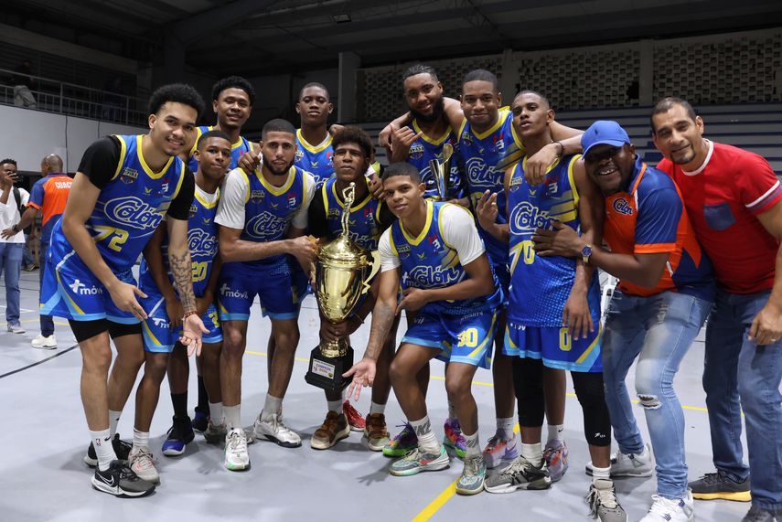 El equipo colonense sosteniendo el trofeo tras vencer 77 a 65 a Panamá Este en el juego de campeonato.&nbsp;