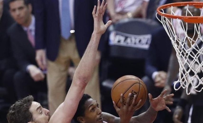 Pau Gasol vuelve a ser decisivo en el triunfo de los Spurs; Ibaka pierde con los Raptors