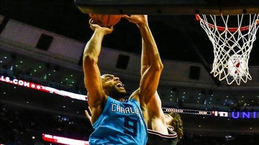 92-91. Henderson marca la diferencia y le da ñe triunfo a los Hornets sobre los Sixers