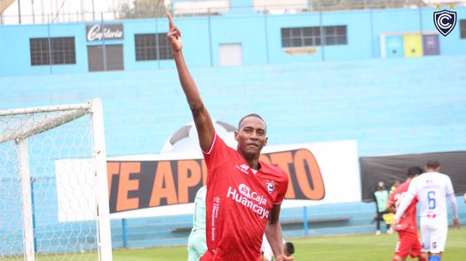 Abdiel Ayarza vuelve a brillar en el fútbol de Perú