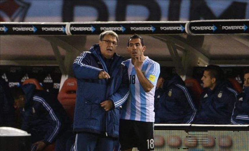 Martino dice que Tevez no puede jugar en la posición de Messi