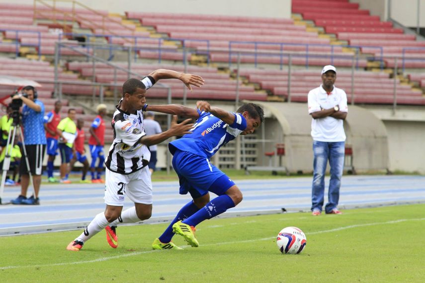 Tauro y Árabe Unido siguen sin despegar