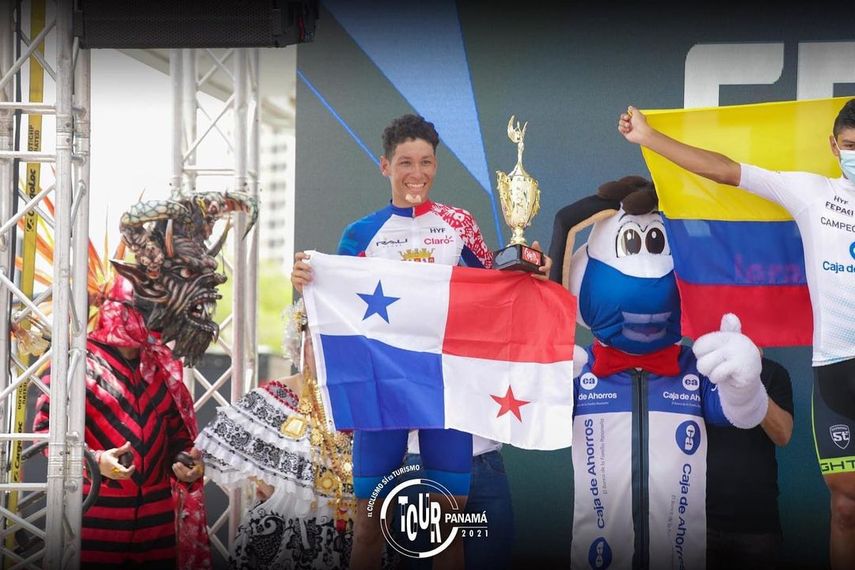 Hassan Chan posando con la bandera de Panamá.