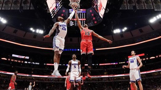 81-98. Hield lideró a los Kings, que detienen su mala racha