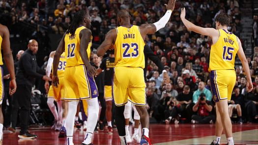 Lakers vencen a los Blazers de la mano de LeBron James