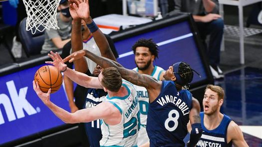 102-135: Los Hornets humillan a los Timberwolves en Minneapolis