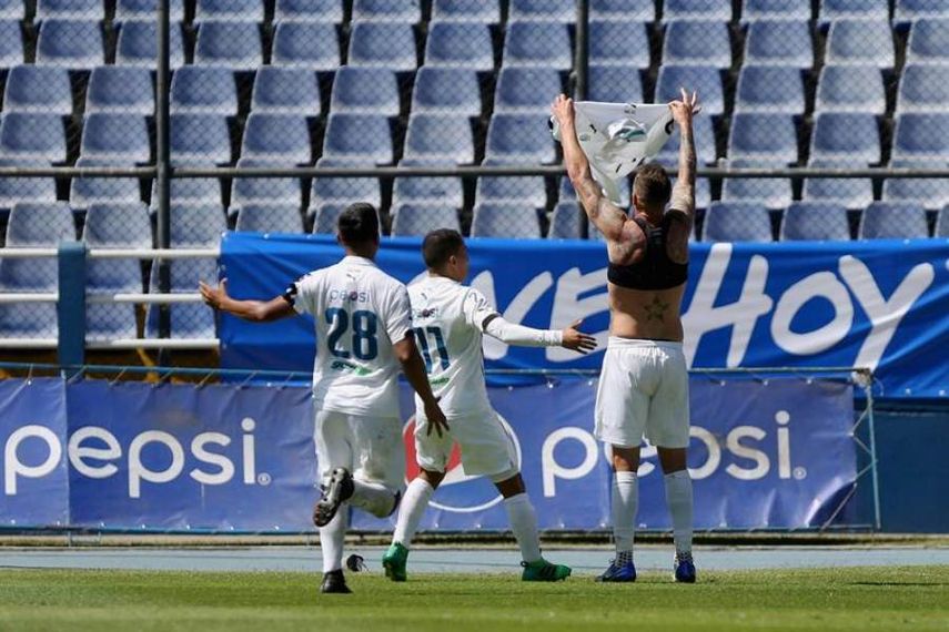 El mexicano Carreño ayuda a Comunicaciones a seguir como líder del fútbol en Guatemala