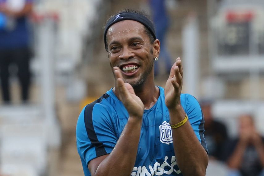 Ronaldinho acuerda pagar una multa millonaria para tener su pasaporte de vuelta