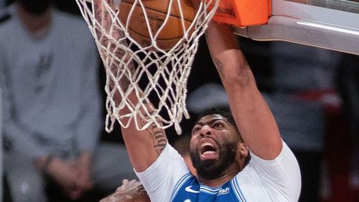 Anthony Davis y la dura defensa de los Lakers desarman a los Rockets