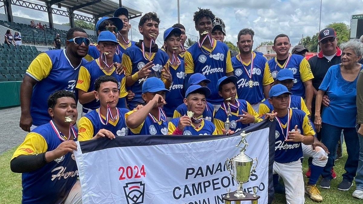 Los jugadores y técnicos del equipo de Herrera posan con el trofeo y la banderola que los acredita como campeones del Béisbol Intermedio (15-16 años). Foto: Cortesía/Edgardo Vidal