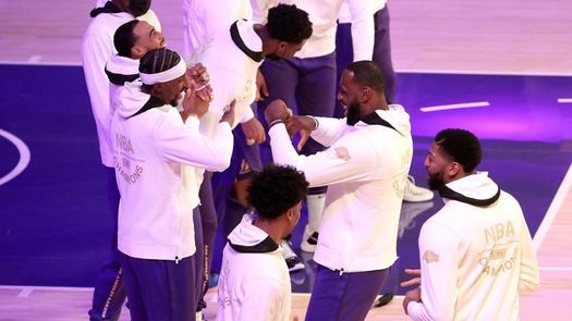 Los Lakers reciben sus anillos de campeones