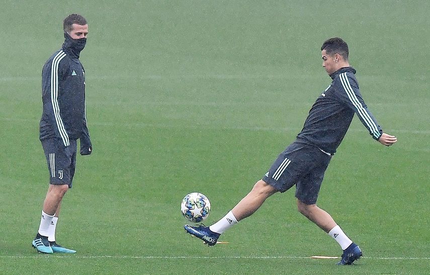 Dos jugadores por campo, turnos y duchas en casa: así entrena el Calcio