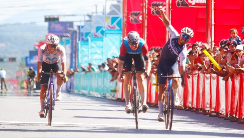 El ciclista panameño Bolívar Espinoza levanta su puño derecho tras cruza primero la meta en la etapa inaugural de la 64va Vuelta a Guatemala. Foto: Cortesía/Federación Guatemalteca de Ciclismo