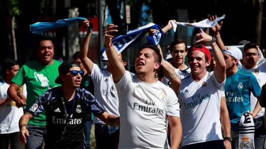 Aficionados celebran en la Cibeles mexicana la decimotercera del Real Madrid