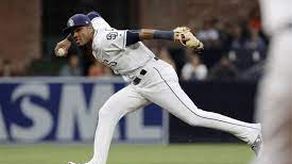 Allen Córdoba con lla organización de los Padres de San Diego.