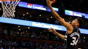 125-130. Antetokounmpo anota 52 puntos, pero los Bucks pierden ante los Sixers