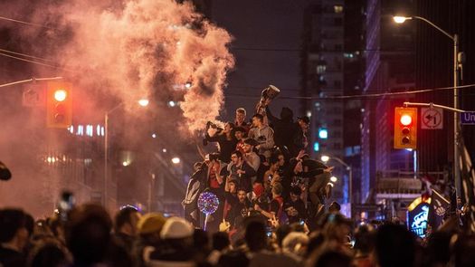 Decenas de miles de personas celebran en Toronto el triunfo de los Raptors