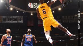 LeBron James anotó su mayor cantidad de puntos como jugador de los Lakers, luego de anotar 56 puntos en la victoria ante los Warriors.