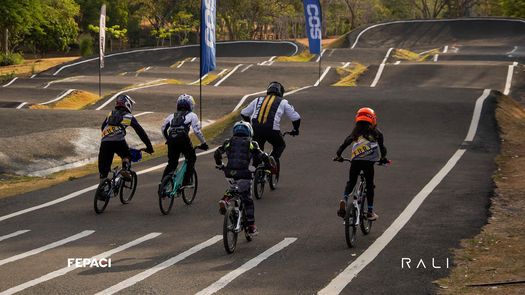 Riders compitiendo en el BMX Race 2024 en la renovada pista del Parque Omar. 