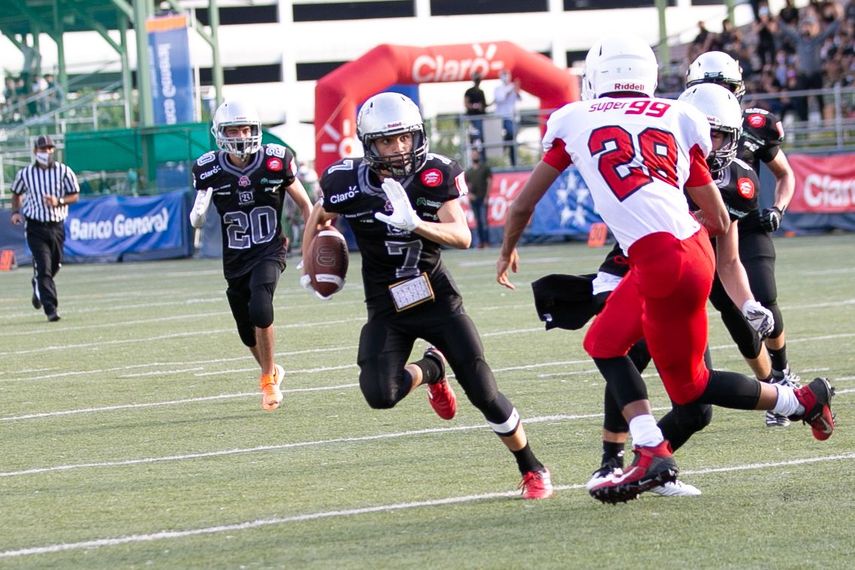 Fighting Owls y Raiders arrancan invictos en Juvenil de la Kiwanis Football League