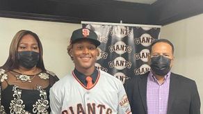 Erick Arosemena junto a sus padres en la firma del contrato con los Gigantes.