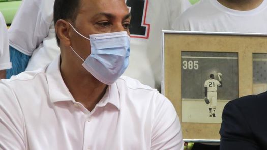 Alomar y González impulsan la campaña para retirar el número 21 de Clemente