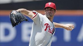 5-2. Hamels controla desde la lomita a los Padres