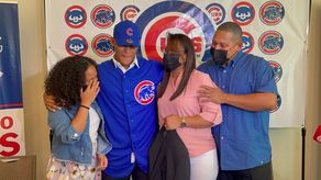 Adán Sánchez junto a su familia en la firma con los Cachorros de Chicago.